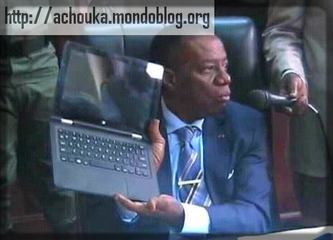 Le ministre Jacques Fame Ndongo présente l'ordinateur qui sera remis aux étudiants