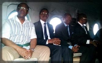 les ministres camerounais dans un hélicoptère