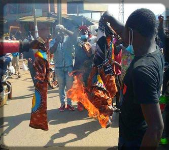 des jeunes de Bamenda qui brûlent les symboles du RDPC