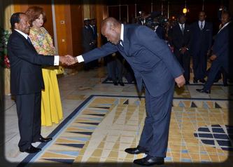 Bidoung Kpwatt qui salue Paul Biya