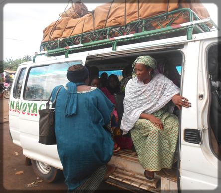 des passagers qui montent dans un petit car