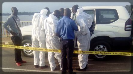 enquêteurs autour d'une voiture