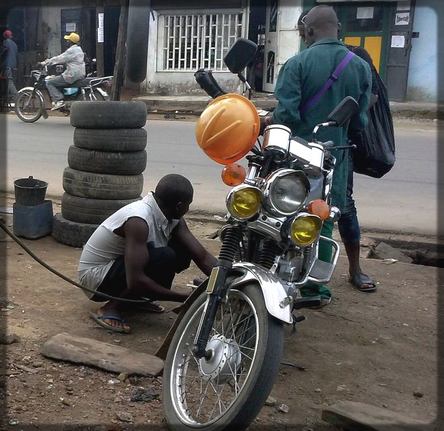 un colleur de roues à Douala