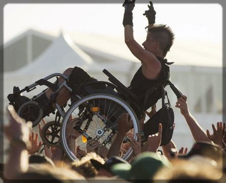 un rockeur sur fauteuil roulant
