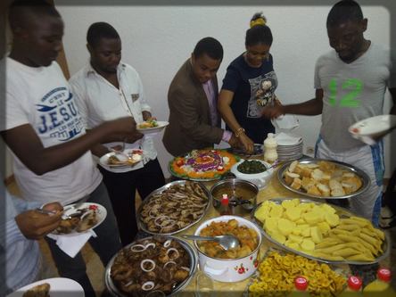 les blogueurs camerounais autour du buffet