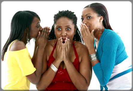 trois femmes qui font le commérage