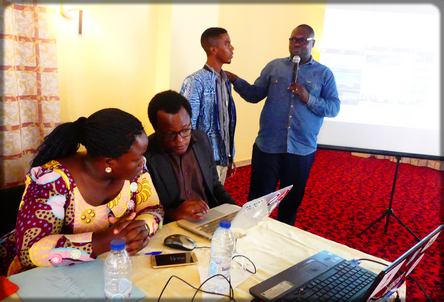 le blogueur Atome en compagnie de Dania Ebonguè