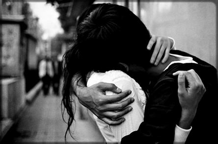 une homme qui embrasse amoureusement une femme