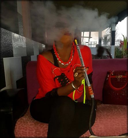 Une femme black qui fume la chicha