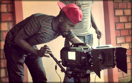 Régis Talla devant sa caméra