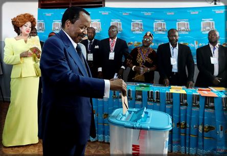 Paul Biya en train de votre lors de la présidentielle du 7 octobre 2018