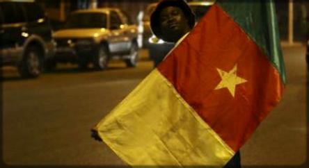 Un Camerounard avec le drapeau du Cameroun