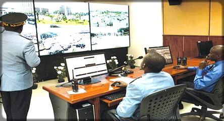 policiers camerounais devant les écrans de surveillance