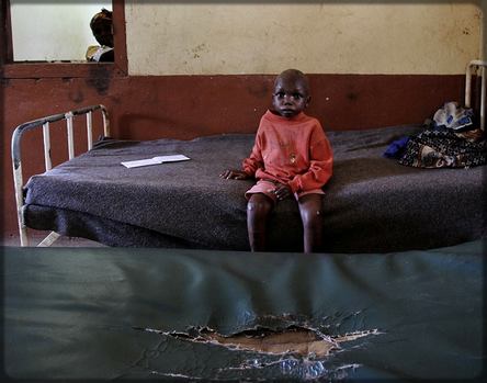 un enfant dans un hôpital en mauvais état
