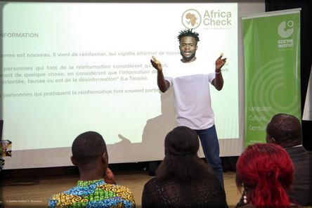 Valdez Onanina &agrave; l'institut Goethe de Yaound&eacute;