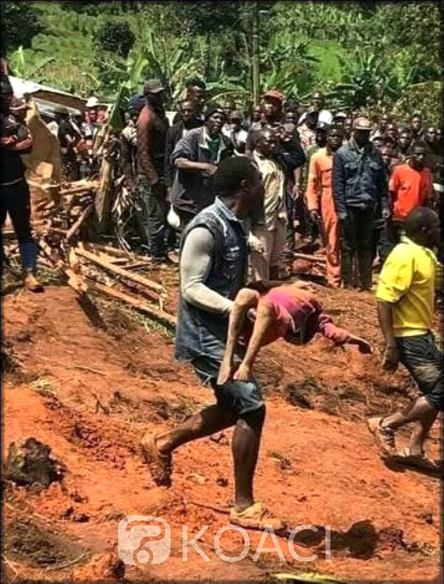 Un homme transportant un enfant décédé à Ngouaché
