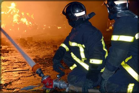 des pompiers combattant les flammes d'un incendie