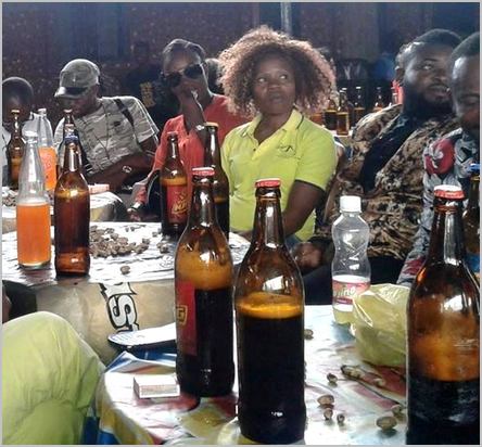 Des jeunes gens au bar avec des bières