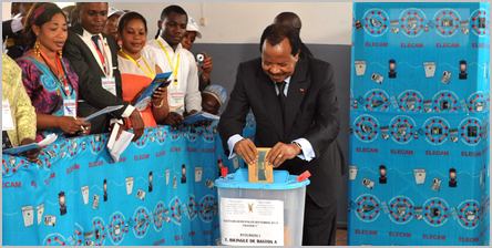Paul Biya qui vote