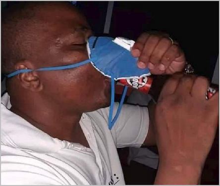 un homme qui boit avec le masque