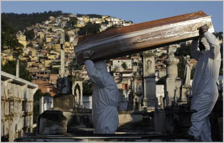 enterrement des morts du covid-19 au Br&eacute;sil