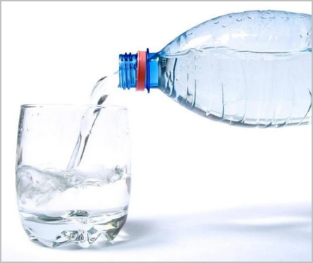 eau minérale versée dans un verre