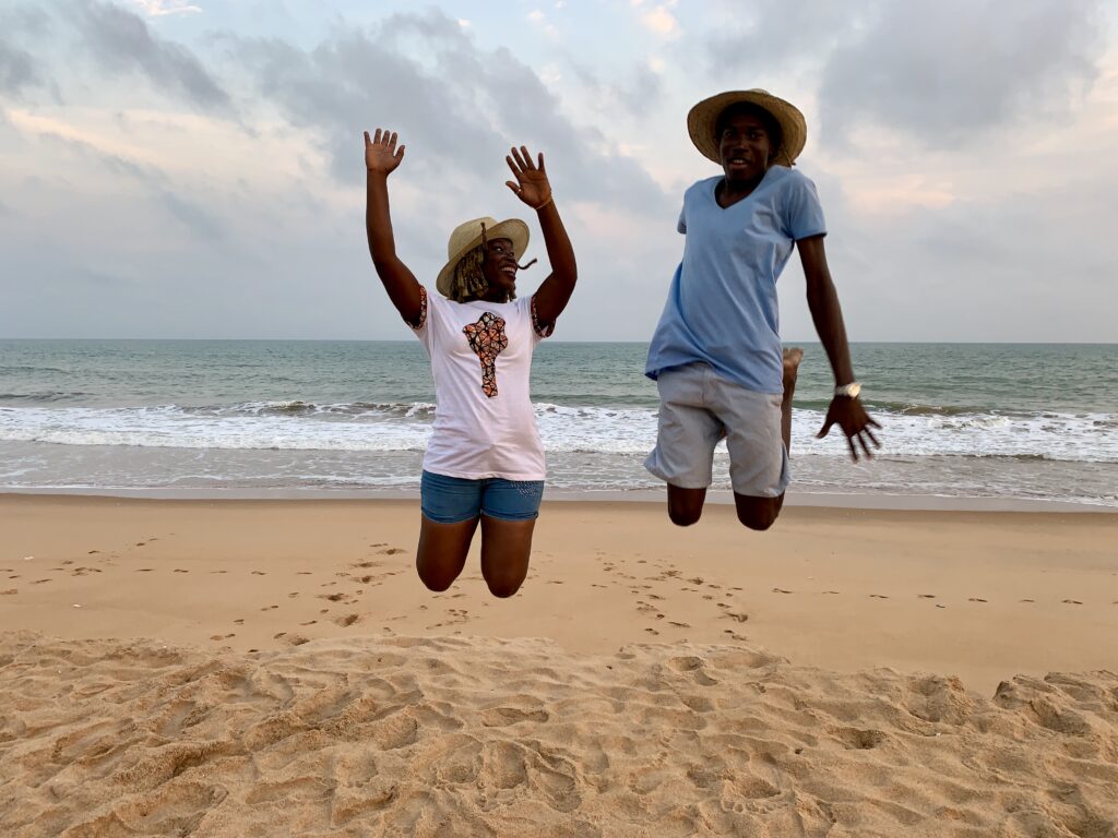 Couple qui saute dans les airs à la plage