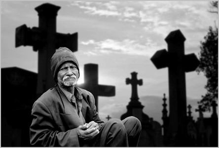 vieil homme devant un cimetière