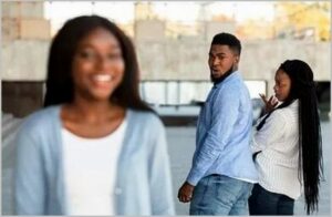 Homme en couple qui se retourne pur regarder une autre femme