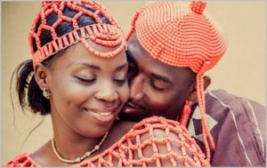 Homme africain et sa femme en tenue de mariage traditionnel